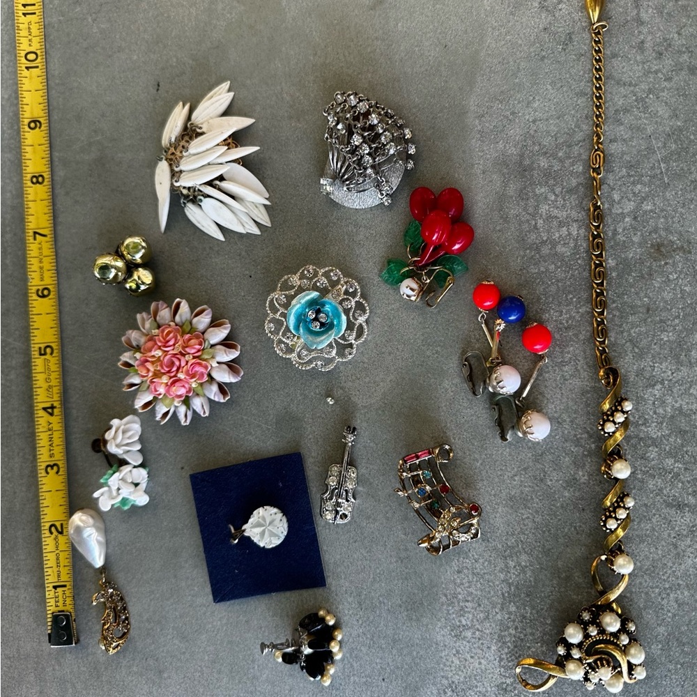 Assorted vintage pins & single earrings. great for an art project/ repurpose